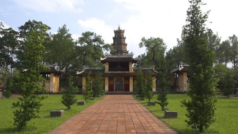 Lang Co Bay & Hue City Full Day Tour - A coastal pause at Lang Co and Lap An Lagoon