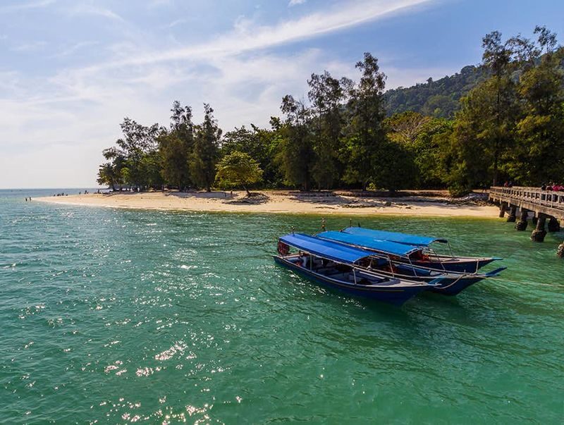 Langkawi Island Hopping Shared Speedboat Tour - Singa Besar: eagle watching from the boat