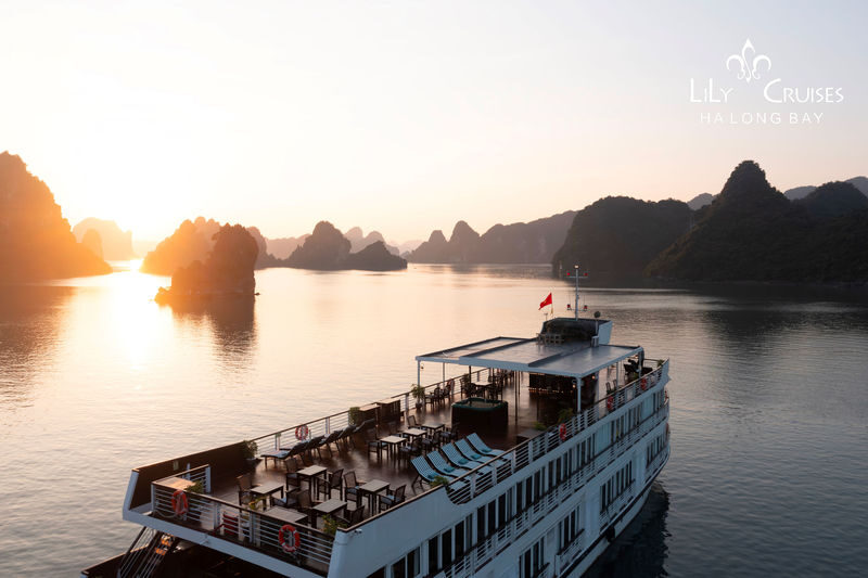 Lily 3D2N Cruise: Ha Long Bay & Lan Ha Bay Tour - Day one: Ti Top Island, Luon Cave, and sunset