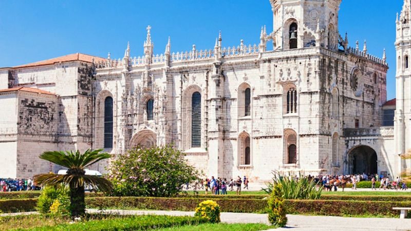 Lisbon Hop-on Hop-off bus by Yellow Bus - The 24-hour pass keeps the plan simple