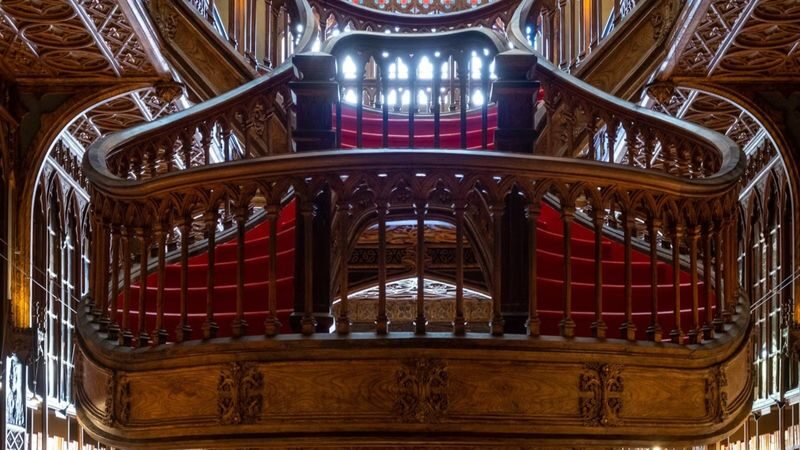 Livraria Lello ticket in Porto - The red staircase, and why everyone looks up