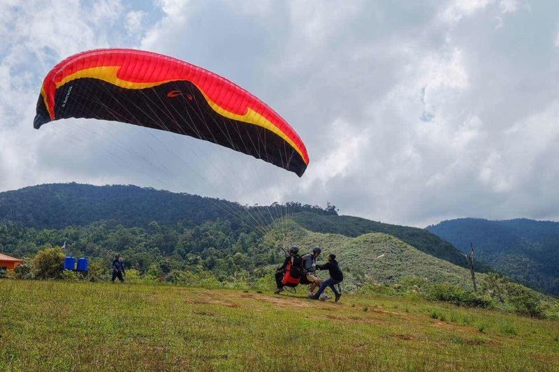 Lohan Adventure with Desa Dairy Farm & BBQ Pork in Kota Kinabalu - Paragliding is the high point, if the wind cooperates
