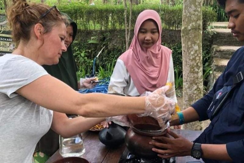 Lombok Local Village Tour & Workshop | Multilingual Guide - Walking from rice fields to Presak