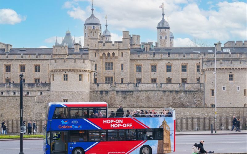 London Hop-On Hop-Off Bus by Golden Tours - Buckingham Palace, Westminster and the changing of the guard