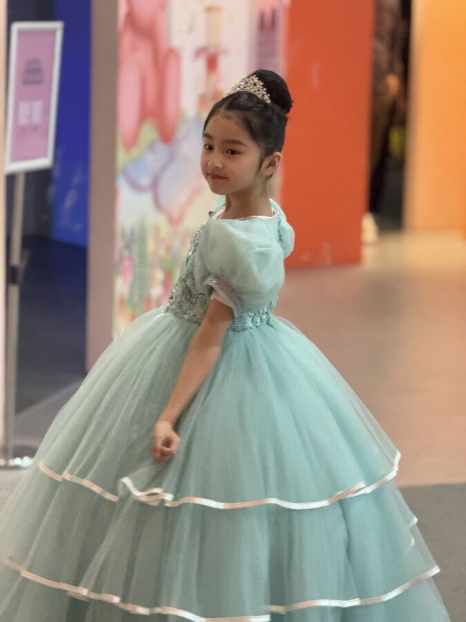 Lotte World SharonCat Dress & Parade Experience, Seoul - The child chooses the look