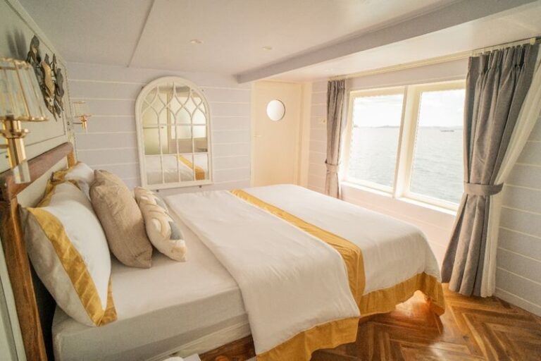 Luxury Phinisi: 3D2N Sailing Liveaboard from Labuan Bajo - Day two: Padar before breakfast, then dragons and pink sand