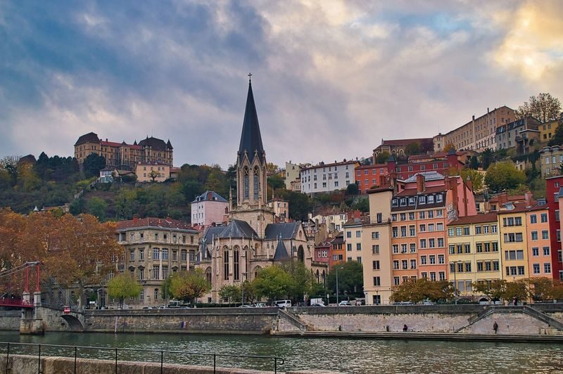 Lyon Old Town & La Presquîle Half-Day Discovery Tour - What Old Town adds to the experience