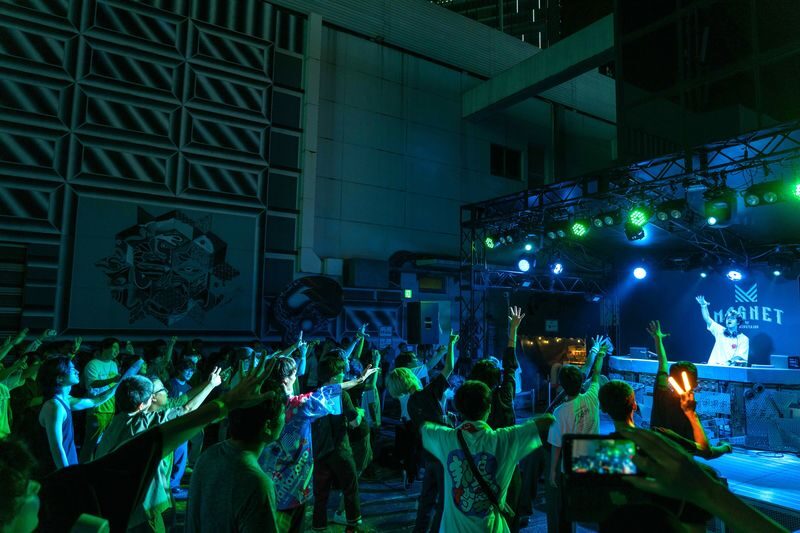 MAGNET by SHIBUYA109 - Crossing View & Rooftop Lounge MAG8 Ticket - Watching the crossing from above