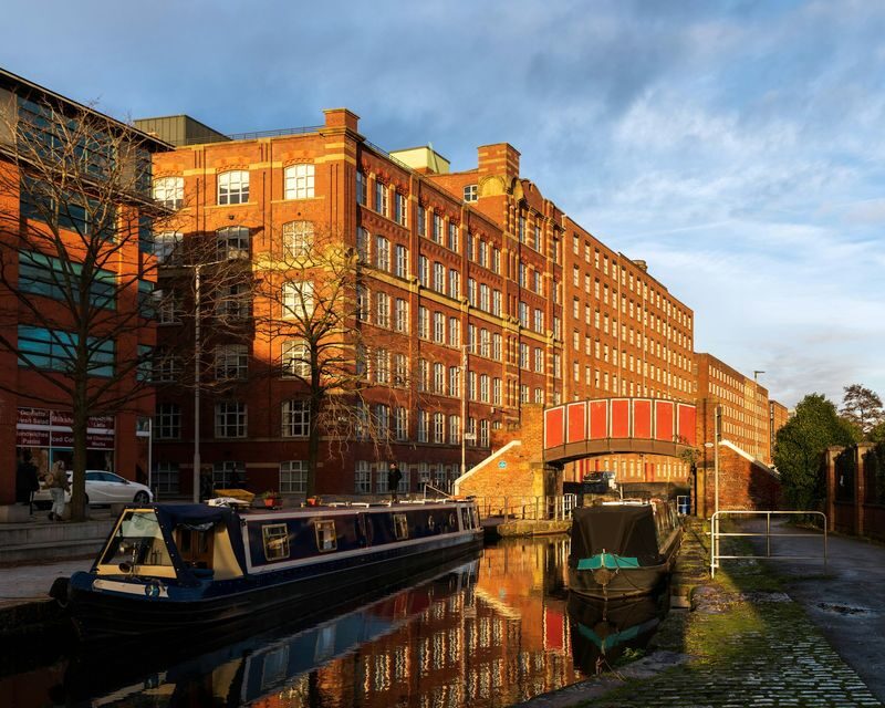 Manchester City Walk: 2-Hour Immersive Tour with Chinese Guide - Northern Quarter streets bring the modern city into view