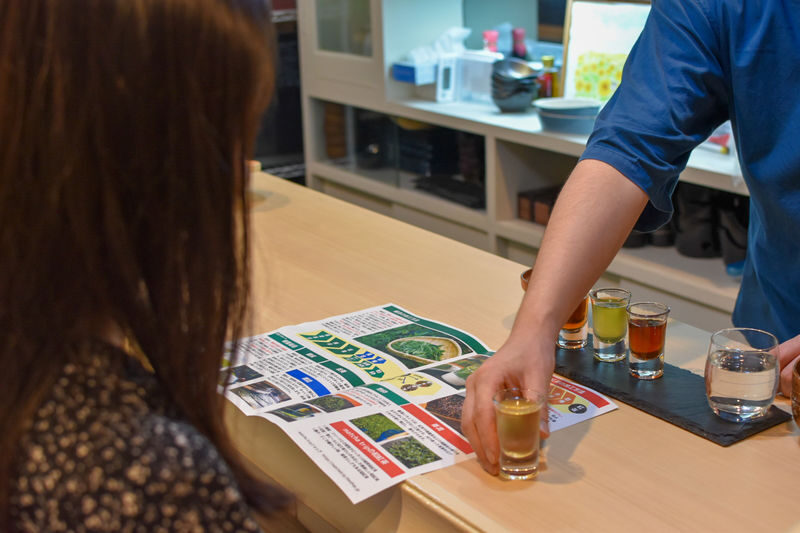 Matcha Experience with of Japanese Tea Tasting in Tokyo - Reading the leaves before brewing