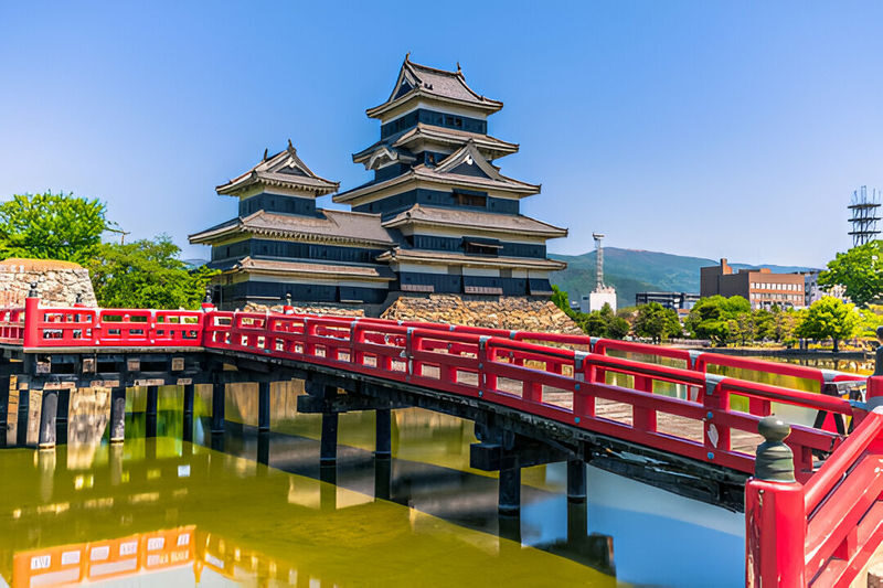 Matsumoto Castle and Kamikochi 1-Day Customizable Tour - Matsumoto Castle and its black walls