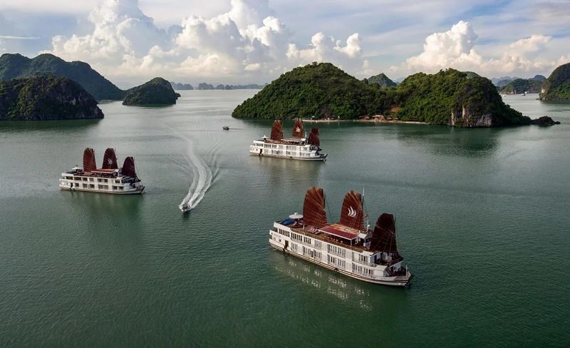 Milalux 3D2N Cruise: Ha Long Bay & Lan Ha Bay Tour - Day two: Kayaking and beach time in Lan Ha Bay
