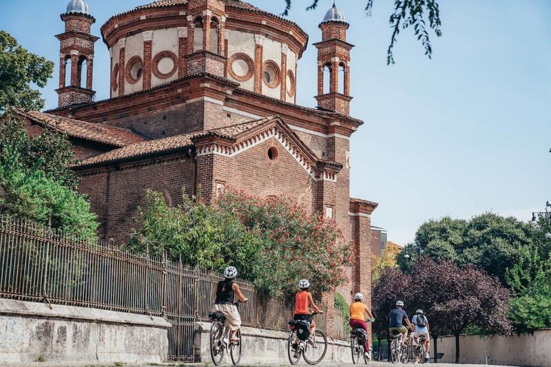 Milan highlights e-bike tour - Navigli and the old Roman columns
