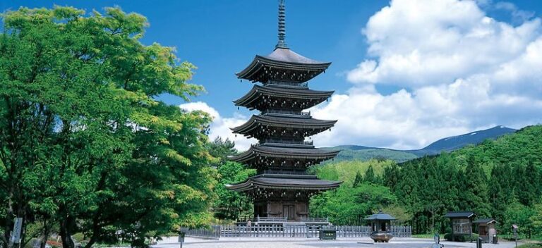 Miyagi SUP Experience & Nikka Whisky Distillery & Jogi Nyorai Saihoji Temple Day Trip (From Sendai) - Paddling Okura Lake with an instructor