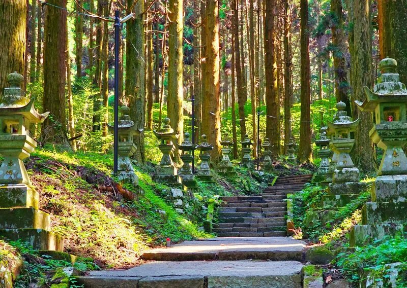 Mount Aso One-Day Tour in Kyushu: Kamishikimi Kumanoza Shrine, Kusasenri, Kurokawa Onsen (Departing from Fukuoka, includes Mount Aso shuttle bus, minimum 1 person to form a group) - Kusasenri and Mount Aso: dramatic views, with an important caveat