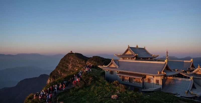 Mount Emei and Leshan Giant Buddha Day Tour from Chengdu - Mount Emei and the Golden Summit