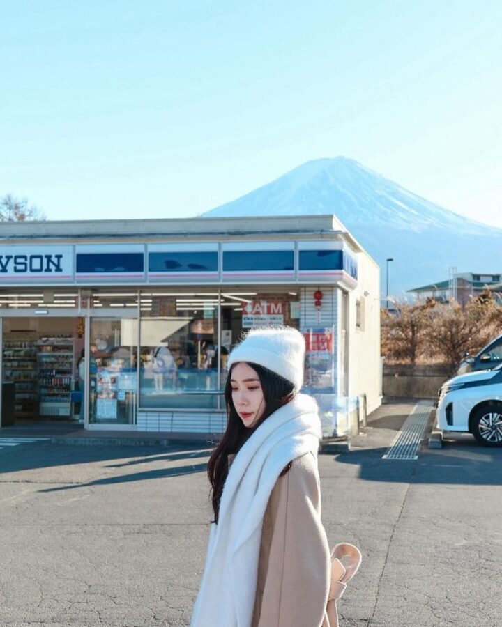 Mount Fuji 5 Must-Visit Instagram Spots Day Tour: Mount Fuji Yume no Ohashi Bridge, Lawson Convenience Store, Arakurayama Sengen Park, Honcho Shopping Street, and Oshino Hakkai (Guided in Chinese or English, Departing from Shinjuku, Tokyo) - Arakurayama Sengen Park: the famous pagoda view