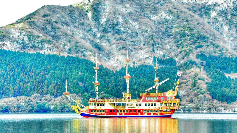 Mount Fuji, Hakone, Kamakura Day Trip | Hakone Pirate Ship, Aerial Tramway & Lake Ashi & Owakudani & Kamakura Enoshima Day Trip | Departure from Tokyo - Hakone Shrine and the torii at the water