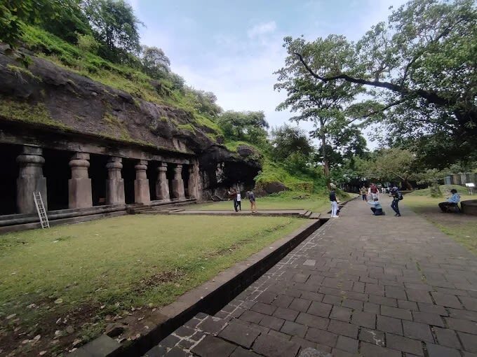 Mumbai: Elephanta Caves Half-Day Tour with Ferry Ride - Reading the caves and their carvings