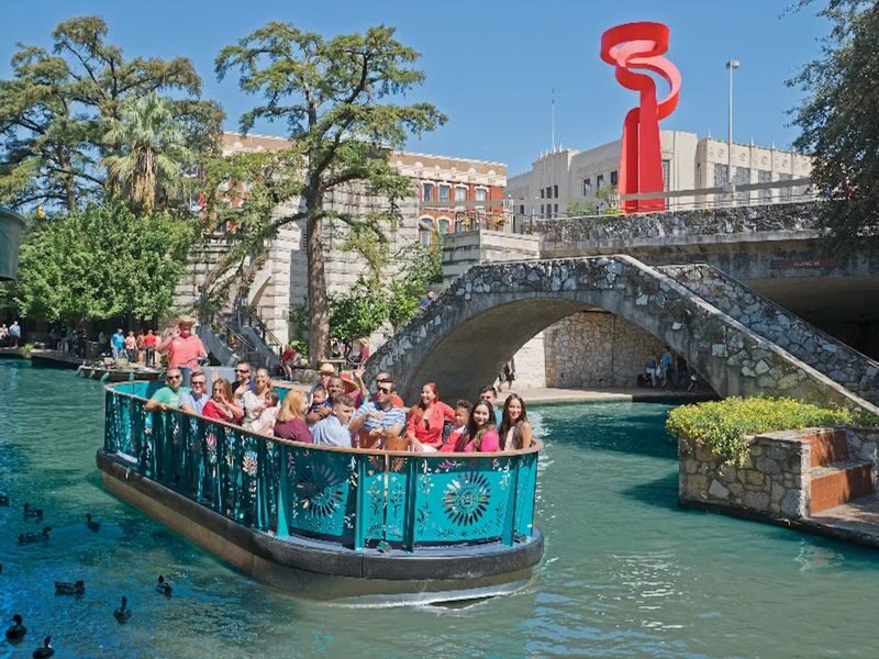 Narrated River Cruise in San Antonio - What the live commentary adds