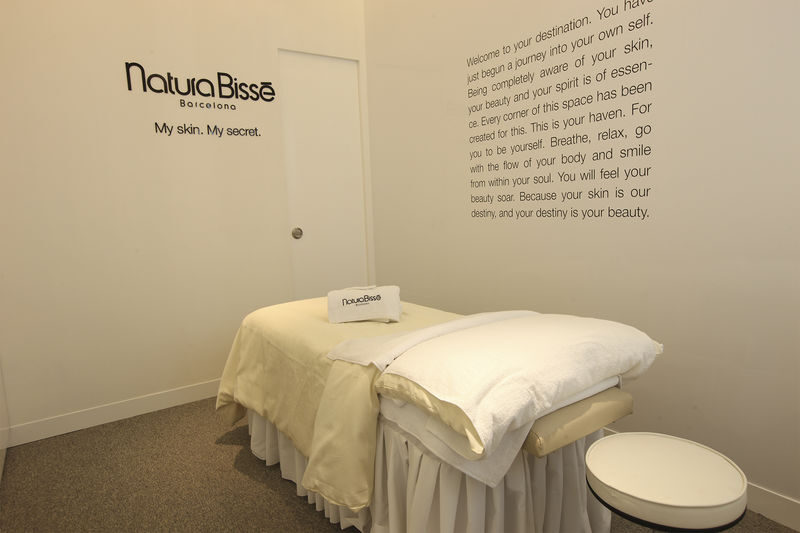 Natura Bissé - Rejuvenating Facial Treatment | Fully redeemable for Natura Bissé beauty products | Admiralty - The 30-minute Diamond Luminous hand service