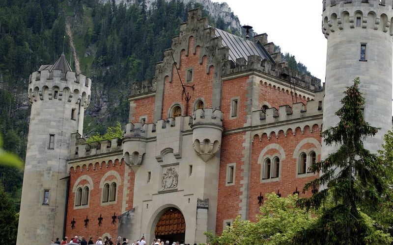 Neuschwanstein Castle and Linderhof Palace Tour from Munich - Linderhof’s palace rooms and formal gardens