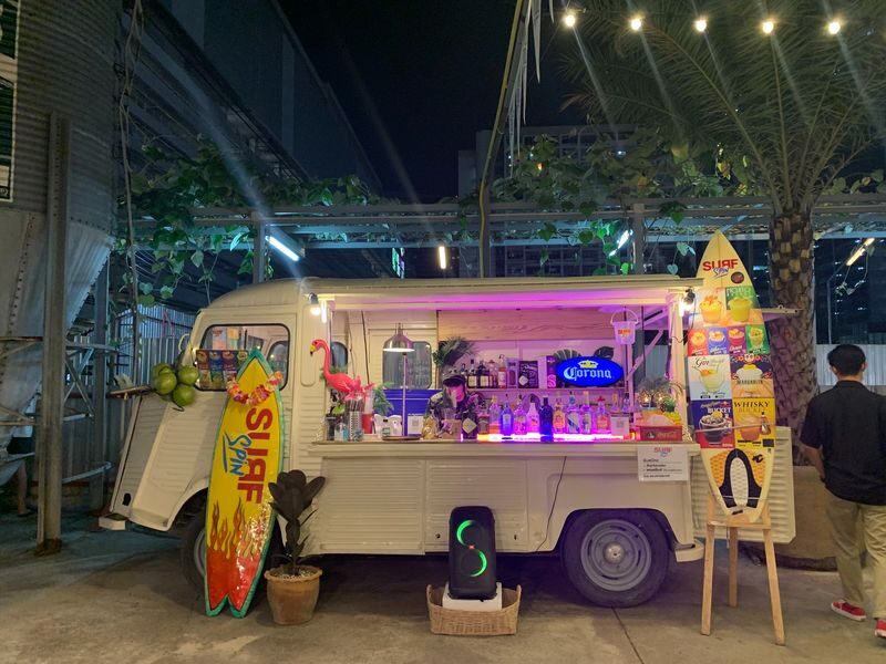 Night life in Bangkok Jodd Fairs Train Night Market - A guide helps you choose what to eat