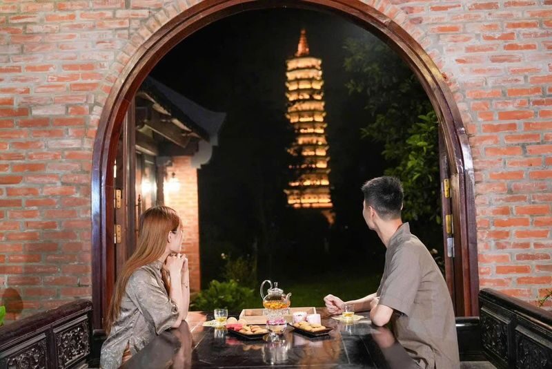 Ninh Binh Bai Dinh Pagoda Night Cultural Tour - A guide turns a walk into a cultural visit
