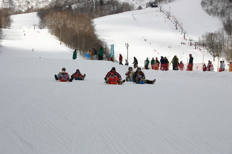 Noboribetsu Sanlaiva Ski Rental in Hokkaido (Optional Clothing Set) - From the rental counter to your last run