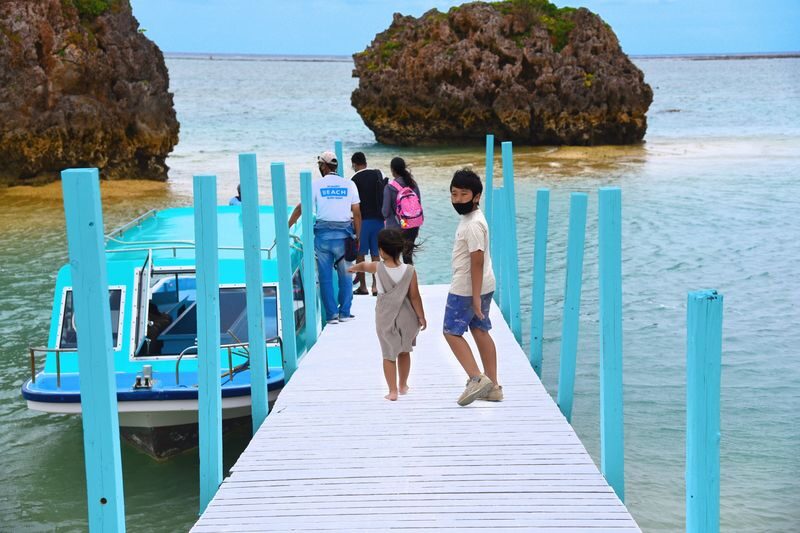 Okinawa: Miibaru Beach Glass Bottom Boat Tour Experience - What happens during the 20-minute ride