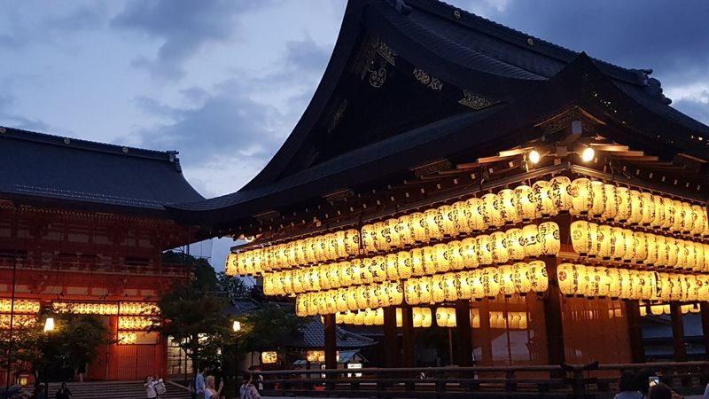 Old Kyoto Nighttime All-Inclusive Local Food Tour - Gion is more than a geisha sighting