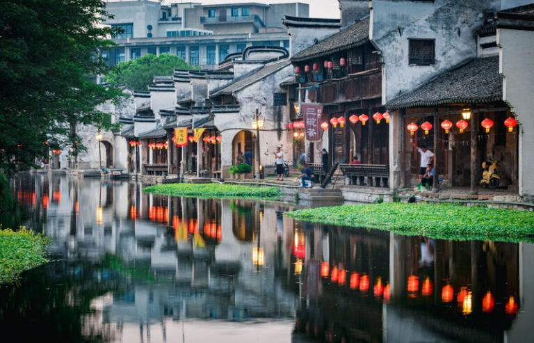 One-day tour of the ancient water towns in Jiangnan: Wuzhen East Gate and West Gate - West Gate: leave room for the canals