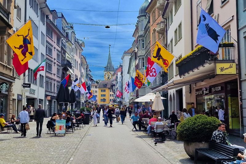 Open-Top Bus Sightseeing Tour in Zurich - Football, parks and Lake Zurich
