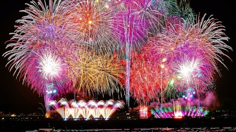 Optional Fireworks Cruise: Tokyo Atami Sea Fireworks Festival One-Day Tour: Kamakura Enoshima / Hakone Lake Ashi Classic Routes Optional (Departing from Tokyo / Chinese and English Services) - Enoshima: an hour to wander on your own