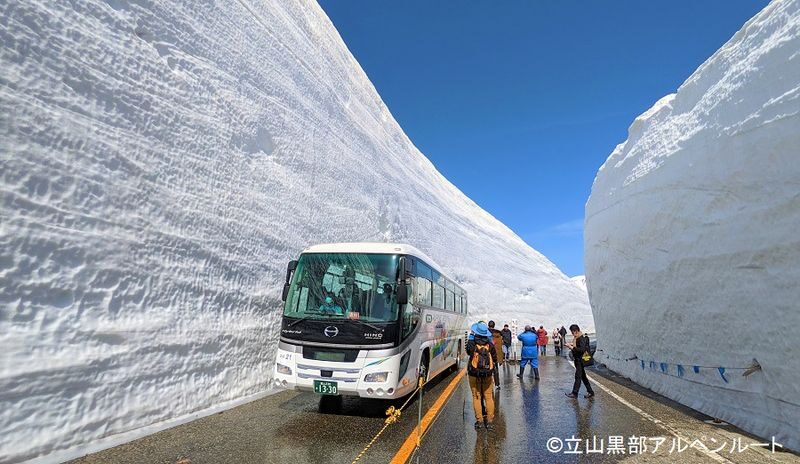Osaka 2-Day Tateyama Kurobe Alpine Route & Kanazawa Tour - Crossing the Tateyama Kurobe Alpine Route