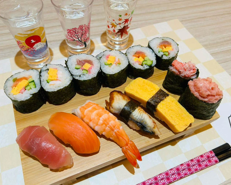 Osaka: Lets be a Sushi Master in Namba! Same-day bookings welcome! - From rice and rolls to your own lunch