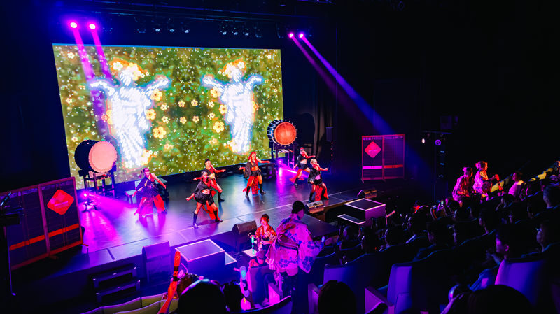 OSAKA NIGHT FUSION Japanese taiko kabuki samurai dance show - From theater seats to audience participation