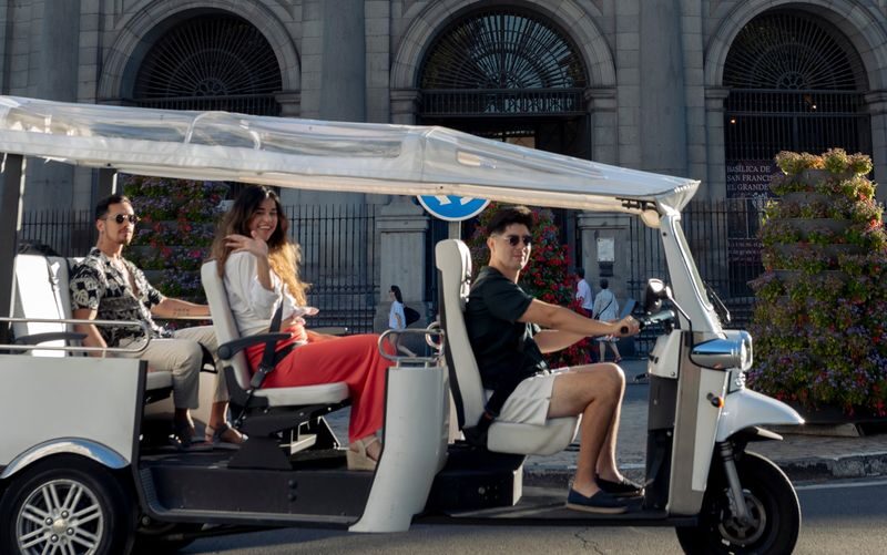 Panoramic tuk tuk ride tour in Madrid - What the half-day private format means