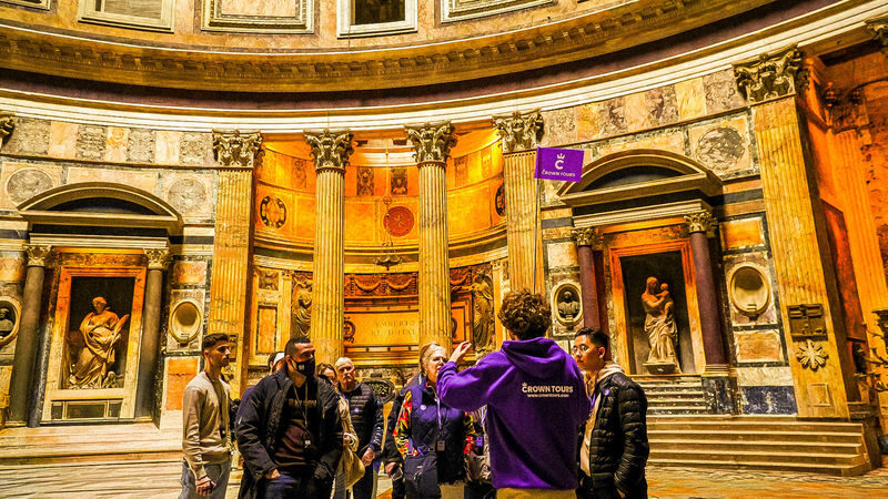 Pantheon Guided Tour - Looking up at the oculus