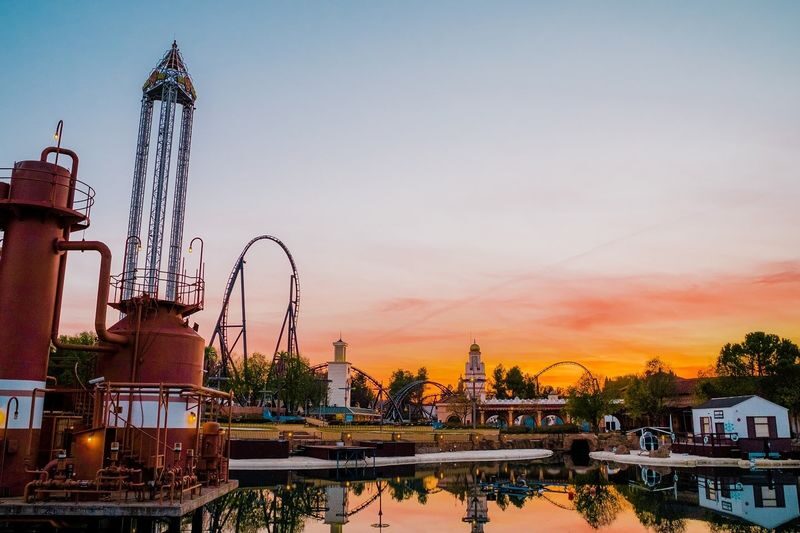 Parque Warner Ticket & Transfer from Madrid - Hollywood Boulevard sets the scene