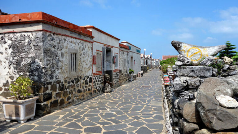 Penghu Island Hopping: Tongpan Cruise & Cimei & Wangan One-Day Tour - The ferry ride is part of the day