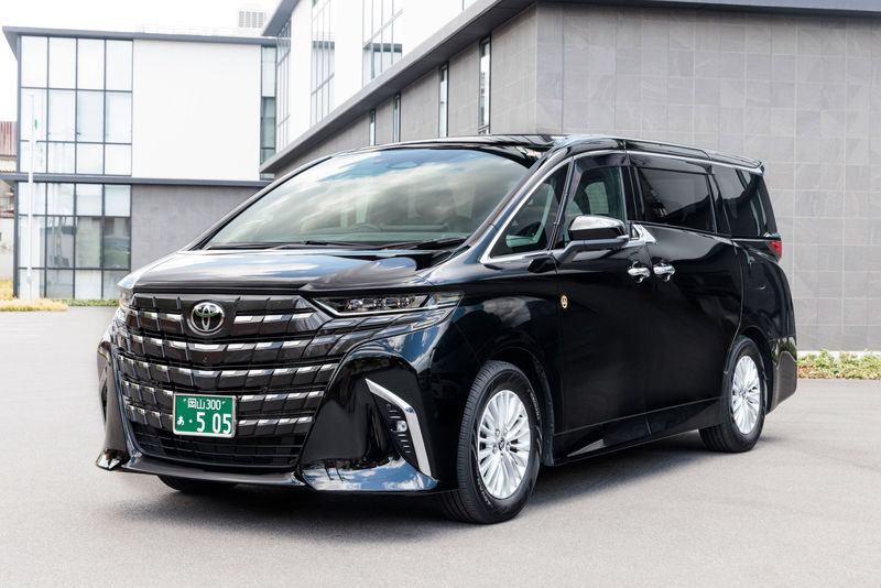 Private Transfer between Okayama Airport and Okayama station - Choosing between the Lexus, Alphard, and HiAce