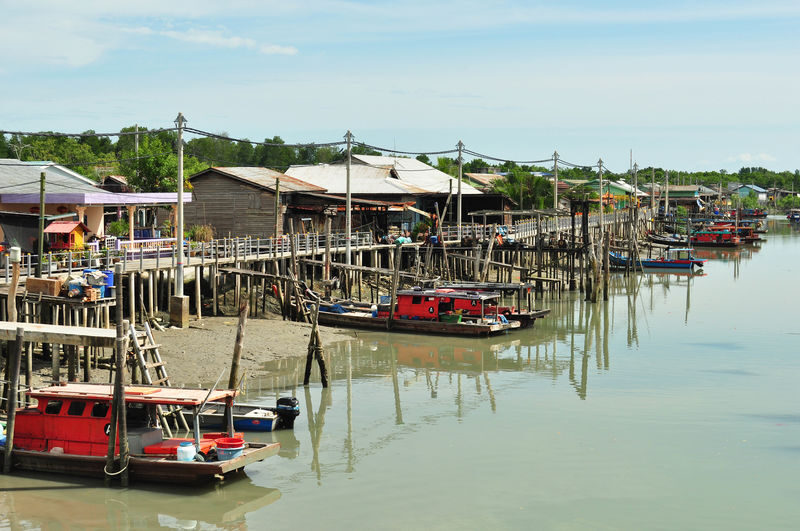 Pulau Ketam Fishing Village with Blue Mosque and Thean Hou Temple - At a glance