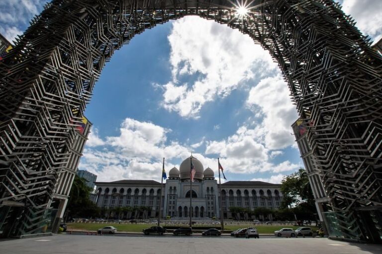 Putrajaya Tour with Boat Ride from Kuala Lumpur - Palace of Justice: a striking first impression