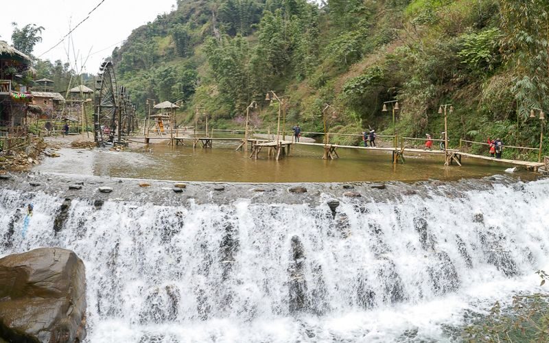 Sapa Cat Cat Village & Fansipan Cable Car 2-Day Trekking Tour - What a good local guide adds