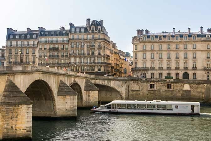 Seine River Dinner Cruise Experience in Paris - A two-hour route through illuminated Paris