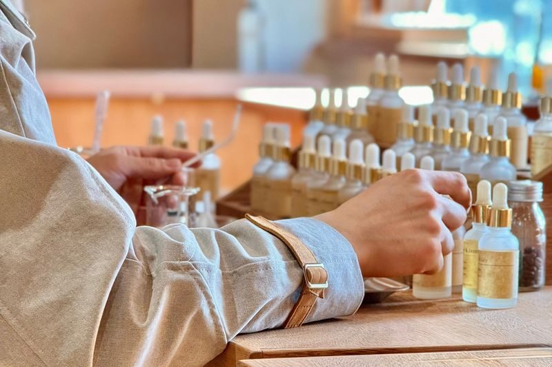 Seongsu: LAoC: Create Your Own Perfume in a Warm, Nostalgic Studio - Blending a personal Eau de Parfum
