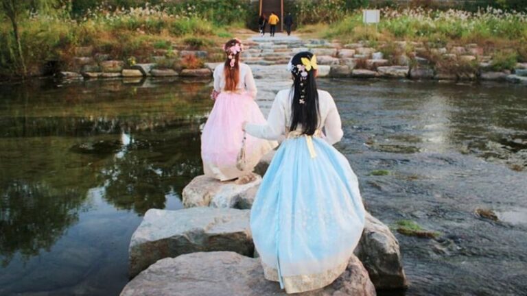 Seoul: Full-day cultural tour to Jeonju Hanok Village - Hanbok makes the lanes part of the experience