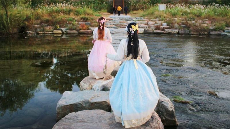 Seoul: Full-day cultural tour to Jeonju Hanok Village - Hanbok makes the lanes part of the experience