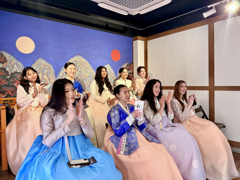 Seoul: Traditional Korean Music Performance "Jinyeon" - How the hanbok and artist meet-and-greet fit in